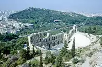 Das Odeon des Herodes Atticus ist ein antikes Theater am Fu� des Akropolis-Felsens in Athen. Das Theater wurde von Herodes Atticus gestiftet und fasst 5000 Zuschauer. Es wird seit den 1930er Jahren wieder regelm��ig f�r Veranstaltungen genutzt und ist der Hauptschauplatz des Athener Festivals. Bild vom Dia. Aufnahme: Juni 1992.