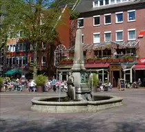 . Im Stadtgarten unweit des Rathauses von Emden, befindet sich dieser Brunnen ein Denkmal zu Ehren des fr�heren Oberb�rgermeisters (1875-1913) Leo F�rbringer, erbaut vom Bildhauer Georg K�sthard.  06.05.216