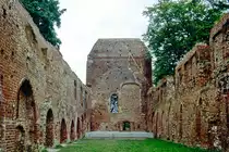 Eldena Klosterruine mit 1968 eingebauter Freilichtb�hne. Bild vom Dia. Aufnahme: August 2001.