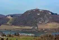 Der Drachenfels mit Drachenburgruine und links die Drachenburg mit dem  Vater Rhein  zu ihren F��en - 14.03.2016