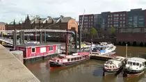Hamburg am 3.5.2016: Blick auf einige Speicherstadth�user mit der Kibbelstegbr�cke �ber die man die Hafencity bei Hochwasser verlassen kann, im Vordergrund der Binnenhafen mit Barkassenliegepl�tzen /
