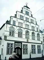 Friedrichstadt - Das �Paludanushaus� von 1637 ist ein prachtvolles f�nfachsiges Giebelhaus mit eindrucksvoller Rokokot�r, das seit 1840 einen Barockgiebel tr�gt. Bild vom Dia. Aufnahme: Januar 2000.