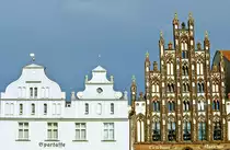 Giebelh�user am Markt in Greifswald. Bild vom Dia. Aufnahme: August 2001.