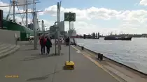 Hamburg am 4.5.2016: auf den Landungsbr�cken am Tag vor dem Hafengeburtstag, Fluchtweganzeige - ob das so stimmt? /