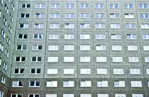 Plattenbau in Berlin-Lichtenberg. Bild vom Dia.Aufnahme: Juni 2001.