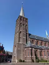 Tegelen, St. Martinus Kirche, neugotische Basilika mit f�nfseitigen geschlossenen Chor und einem sp�tgotischen 68 Meter hohen Turm, erbaut von 1899 bis 1900 durch 
Caspar Franssen, Westturm von 1430 (05.05.2016)