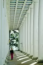 S�ulengang im Badehaus Goor Mutbus-Lauterbach auf R�gen. Bild vom Dia. Aufnahme: Juli 2001.