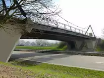 Gundelfingen, die H�ngebr�cke f�r Fu�g�nger und Radfahrer, dahinter die Stra�enbr�cke �ber die vierspurige B3, M�rz 2016