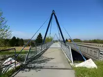 Gundelfingen, die H�ngebr�cke f�r Fu�g�nger und Radfahrer �ber die B3, April 2016