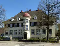 Emmendingen, im Ortsteil Wasser steht das schmucke Schulgeb�ude, April 2016