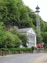 Historischer Personenaufzug von 1904  in Bad Schandau an der Rudolf-Sendig-Stra�e am 21. Mai 2016