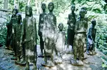 Skulptur �J�dische Opfer des Faschismus� von Will Lammert am J�dischen Friedhof Berlin-Mitte. Bild vom Dia. Aufnahme: Juni 2001.