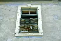 Sands�cke in einem verlassenen Haus als Schie�stand in der geteilten Stadt Nicosia. Bild vom Dia. Aufnahme: April 1995.