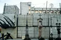 Denkmal am Fernsehturm in Wilna (Vilnius) in Litauen. Mehrere Zivilisten, die eine Menschenkette um den Turm bildeten, wurden am 13. Januar 1991 von den Panzern �berrollt. Ihnen zu Ehren wurde am Fu�e des Turms eine Gedenkst�tte errichtet. Ihre Gr�ber befinden sich auf dem Friedhof Antakalnis.
Bild vom Dia. Aufnahme: M�rz 1995.