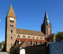 Wei�enburg (Wissembourg), die S�dseite von St.Peter und Paul, links der romanische Turm aus dem 11.Jahrhundert, rechts der Vierungsturm, Sept.2015