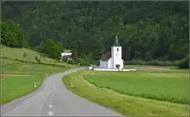 In Ocourt hat man die Kirche nicht im Dorf gelassen. Saint-Valbert sticht wunderh�bsch aus der vielen Landschaft raus. Im tief eingeschnittenen Doubstal gibt es fast nur Landschaft. Mai 2016.
