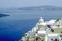 Blick auf Thira auf der Insel Santorin. Bild vom Dia. Aufnahme: Juni 1992.