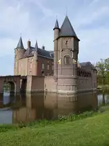 Heeswijk-Dinther, Kasteel Heeswijk, erbaut ab 1196, neugotische Hauptgeb�ude und eiserner Turm (06.05.2016)