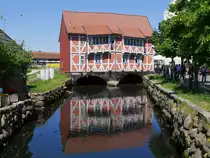 Fachwerkhaus  Gew�lbe  aus dem 17. Jhd. vor der Einm�ndung der  Grube  in den Alten Hafen; fr�her �berbr�ckte die Stadtmauer auf den beiden Gew�lben den Wasserlauf, Hansestadt Wismar, 04.06.2016

