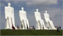 Esbjerg. „Mennesket ved havet“ oder auf deutsch „Der Mensch am Meer“ hei�en diese vier 1995 vom K�nstler Svend Wiig Hansen aus wei� gestrichenem Beton gestalteten Figuren. Die neun Meter hohe Skulpturengruppe ist inzwischen ein Wahrzeichen von Esbjerg. 31.05.2016 