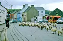 Die Hauptstra�e in der Stadt Dingle in Irland. Aufnahme: Juli 1991 (Foto vom Dia).