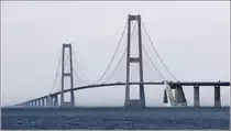 Die Storeb�ltverbindelsen quert den Gro�en Belt zwischen den Inseln F�nen und Seeland. Den �stlichen Teil der Verbindung zwischen der kleinen Insel Sprog� und der Insel Seeland bildet eine 6.790 Meter lange Autobahnbr�cke, deren Mittelteil als 2.694 m lange H�ngebr�cke mit einer Hauptspannweite von 1.624 Metern ausgef�hrt ist. Damit ist sie die derzeit l�ngste H�ngebr�cke in Europa. Die Pylone sind 254 Meter hoch, die Durchfahrtsh�he betr�gt 65 Meter. Die fast parallel verlaufende Eisenbahnlinie wird zwischen Sprog� und Seeland durch einen 8.024 Meter langen zweir�hrigen Eisenbahntunnel gef�hrt. 01.06.2016