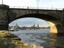 Dresdner Silhouette durch einen Bogen der Albertbr�cke gesehen; 06.01.2007
