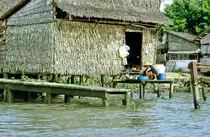 Haus auf Pf�hlen im Mekong Delta bei C�n Tho. Bild vom Dia. Aufnahme: Januar 2001.