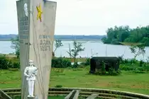 Denkmal an der ehemaligen Demarkationslinie zwischen Nord- und S�dvietnam bei T�n M�. Bild vom Dia. Aufnahme: Januar 2001.