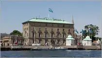 Kopenhagen. Im ehemaligen Zollhaus ist heute die Hafenverwaltung untergebracht. Davor stehen zwei k�nigliche Pavillons. Dahinter ist der Kirchturm der St.-Albans-Kirche zu sehen. 04.06.2016