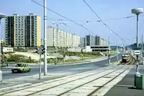 Plattenbauten und Stra�enbahn in Plzeň (Pilsen). Bild vom Dia. Aufnahme: Juli 1990.
