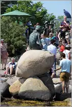 Kopenhagen, die Kleine Meerjungfrau (Den lille Havfrue) ist sehr umschw�rmt. 04.06.2016