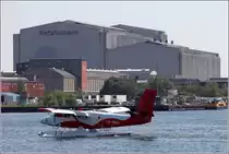 Kopenhagen. Refshale�en ist ein ehemaliger Industriestandort im Hafengebiet. Die dort seit mehr als hundert Jahren angesiedelte Werft Burmeister & Wain besch�ftigte in der Spitze rund 8000 Menschen. 1996 wurde die Werft geschlossen. Neue Betriebe werden auf dem Gel�nde und in den Geb�uden angesiedelt. Im Vordergrund schwimmt ein Wasserflugzeug zum Start. 02.06.2016