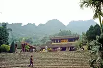 Tempel in Tam Coc s�dlich von Hanoi. Bild vom Dia. Aufnahme: Januar 2001.