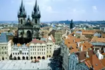 Blick vom Altst�dte Rathaus auf Staroměstsk� n�měst�  in Prag. Bild vom Dia. Aufnahme: Juni 1990.