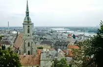 Blick �ber die Altstadt (Start Desto) von Bratislava. Im Vordergrund ist die Katedr�la Sv. Martina zu sehen. Bad vom Dia. Aufnahme: Juli 1990.