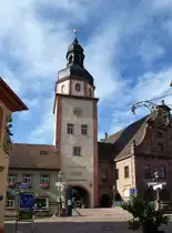 Ettlingen, der Rathausturm stadteinw�rts gesehen, der zur ehemaligen Stadtbefestigung geh�rende Torturm stammt aus dem 13.Jahrhundert, Aug.2015