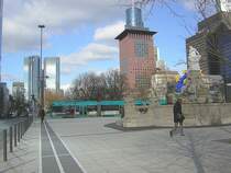 Frankfurt am Main Willy-Brandt-Platz mit dem Twin-Towers genannten Deutsche-Bank-Hochhaus am Bildrand links, in der Bildmitte �berragt der Main-Tower den quadratischen Japan-Tower. Der M�rchenbrunnen des K�nstlers Friedrich Hausmann, der sch�nste Jugendstilbrunnen der Stadt, bildet einen Kontrast zu den T�rmen aus Beton und Glas (Aufnahme vom 15.02.2007)
