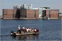 Kopenhagen. Rund um den Hafen finden sich au�erhalb der Innenstadt moderne Wohn- und B�robauten, wie hier an der Kalvebod Brygge. 04.06.2016