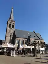Doetinchem, St. Katharina Kirche, erbaut im 12. Jahrhundert, nach Zerst�rung im Jahr 1945 wiederhergestellt von 1948 bis 1963 (08.05.2016)













, 