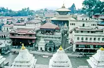 Pashupatinath Tempel �stlich von Kathmandu. Bild vom Dia. Aufnahme: September 1988.