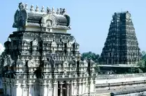 Gopurams des Tempels von Srirangam in Tiruchirappalli. Bild vom Dia. Aufnahme: Dezember 1988.