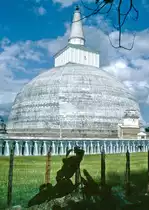 Ruwanweli Dagoba in Anuradhapura. Bild vom Dia. Aufnahme: Januar 1989.