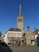 Doesburg, Ref. St. Martinus Kirche, erbaut im 15. Jahrhundert, Kirchturm von 1430 (08.05.2016)