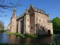 Kasteel Doorwerth, erbaut im 14. Jahrhundert, Eckturm 16. Jahrhundert, beherbergt heute das niederl. Jagdmuseum (09.05.2016)