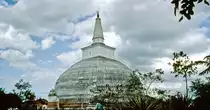 Ruwanweli Dagoba in Anuradhapura. Bild vom Dia. Aufnahme: Januar 1989.
