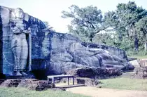 Zwei Buddhas im Gal Vihāra in Polonnaruwa. Bild vom Dia. Aufnahme: Januar 1989.