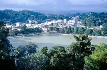 Blick auf Handy von Rajapihilla Maratha. Bild vom Dia. Aufnahme: Januar 1989.