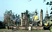 Buddha-Statue in der Ruinenstadt von Sukhothai, der Hauptstadt des Sukhothai-K�nigreiches im 13. und 14. Jahrhundert, dem ersten gro�r�umigeren K�nigreich der Thai. Aufnahme: Februar 1989 (Bild vom Dia).
