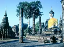 Buddha-Statue in der Ruinenstadt von Sukhothai, der Hauptstadt des Sukhothai-K�nigreiches im 13. und 14. Jahrhundert, dem ersten gro�r�umigeren K�nigreich der Thai. Aufnahme: Februar 1989 (Bild vom Dia).